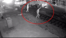 Video: Bất lực nhìn xe tải chết máy giữa đường ray bị tàu cán nát