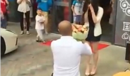 Mang 20 siêu xe đi cầu hôn bạn gái nhưng vẫn bị cự tuyệt