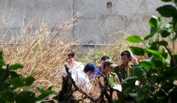 Phát hiện thi thể nam thanh niên nằm úp mặt vào bụi cỏ ven đường