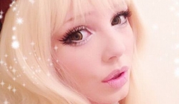 Cô gái xinh đẹp trở thành 'búp bê sống' vì bệnh lạ