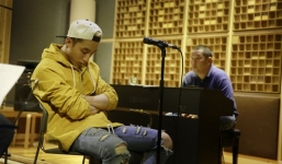 Bắt gặp Sơn Tùng M-TP ngủ gật khi tập hát cho MV mới