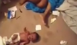 Mẹ tâm thần hành hạ con 19 ngày tuổi, bố đứng quay clip