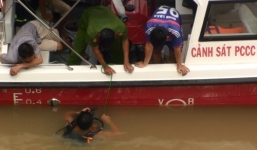 Bất ngờ bỏ lại xe máy, cô gái nhảy xuống sông Đồng Nai