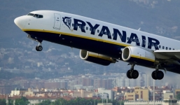 Cửa sổ máy bay bung ra, rơi vào lòng khách khi đang hạ cánh