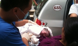 Chồng đỡ đẻ cho vợ ngay trên taxi