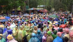 Hàng nghìn người đội mưa đợi tàu tại đảo Cô Tô