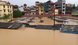 Video: Mưa lũ tràn về, thị trấn Đồng Mỏ chìm trong biển nước