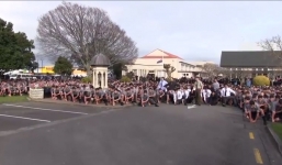 Cả trường nhảy điệu chiến binh tiễn đưa thầy giáo