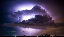 Sức mạnh những cơn bão dưới góc nhìn của viên cảnh sát mê nhiếp ảnh