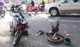 Xe máy gãy đôi sau tai nạn, nữ tài xế nhập viện cấp cứu