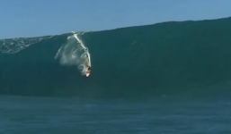 VĐV lướt ván bị con sóng cao 5m 'nuốt chửng'