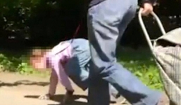 Phẫn nộ với video mẹ bắt con gái bò như thú vật trong công viên
