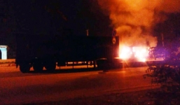 Xe container đang đi bốc cháy dữ dội ở TP.HCM