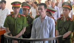 Rình vợ ngoại tình, người đàn ông chém hai người trọng thương