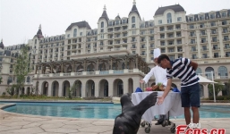 Đại gia dùng tăm vàng xỉa răng, xây biệt thự cho ngựa