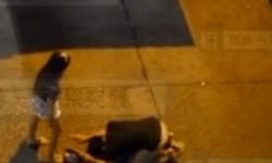 Quỳ rạp dưới chân bạn gái cầu xin, chàng trai bị đánh thậm tệ