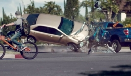  Video cảnh báo: Chồng tông chết vợ con vì mải lướt Facebook