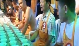 Lập kỷ lục 'ăn sạch' 24 bát mì chỉ trong 2 phút