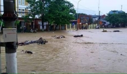 Điện Biên: Xe máy ở trong nhà bị lũ đánh bật, cuốn mất