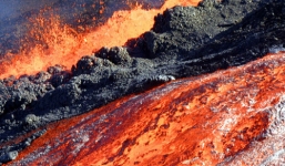 Núi lửa phun trào, bốc khói ngùn ngụt gần nơi phát hiện mảnh vỡ nghi của MH370