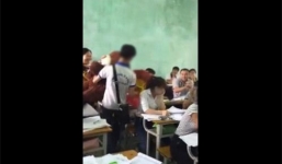 Nam sinh tỏ tình với bạn gái ngay trong lớp học