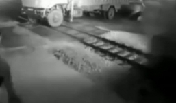 Video: Ôtô chết máy giữa đường ray bị tàu hỏa đâm nát