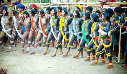 Bộ lạc kỳ lạ: Nam giới đóng khố, phụ nữ để mình trần