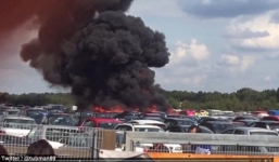 Máy bay đâm xuống bãi ô tô khiến 4 người thiệt mạng