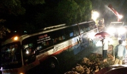 Xe khách 45 chỗ lao xuống hố sâu, hành khách gào thét kêu cứu