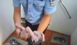 Trung Quốc: Bé sơ sinh suýt bị lọt xuống toilet công cộng