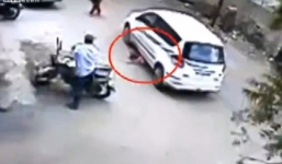 Kỳ diệu cậu bé bò dậy ngay sau khi bị ô tô chèn qua người 2 lần