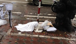 Xôn xao cô gái mặc áo dài, đeo cánh thiên thần nằm ngủ dưới gốc cây