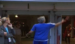 HLV Mourinho nói gì sau khi ném huy chương lên khán đài?