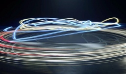 Video: Màn trình diễn ánh sáng tuyệt vời giữa xe hơi và phi đội “drone“