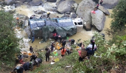 Xe lao vào vách đá, 15 hành khách bị hất văng xuống vực