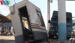 Xe tải húc văng cabin trạm thu phí, nhân viên hoảng hốt tháo chạy