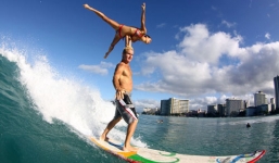 Vừa lướt sóng, vừa dùng 1 tay nhấc bổng người đẹp trên vai