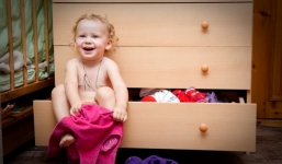 Cha mẹ có nên thay quần áo trước mặt con?