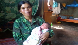 Bé trai sơ sinh bị bỏ rơi, kiến vàng bu cắn khắp người