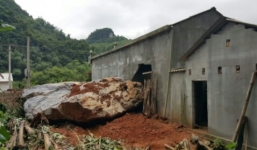 Mưa lũ ở Lạng Sơn: Tảng đá nặng 20 tấn rơi vào nhà dân