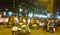 Náo loạn phố đi bộ vì cuộc hẹn thách đấu của hai “hot girl” 