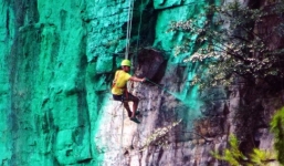 Người đàn ông sơn xanh cả vách núi cho hợp phong thủy