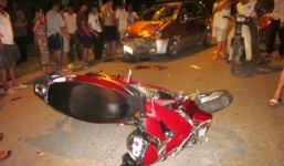 Xe máy tông vào cột điện, 2 thanh niên tử vong