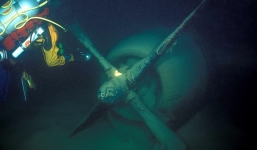 Thợ lặn phát hiện xác máy bay ném bom Mỹ dưới đáy hồ