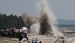 Hàng nghìn người đổ xô tới xem thủy triều cực hiếm trên sông Tiền Đường