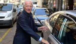 Cậu bé mồ côi thành tỷ phú giàu “nứt đố đổ vách”