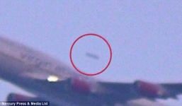 Video: Vật thể lạ bay vượt Boeing 747 đang cất cánh