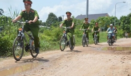 Cảnh sát Đồng Tháp đi tuần tra bằng… xe đạp