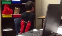 Bé lớp 3 gào khóc vì bị cảnh sát còng tay khiến người Mỹ phẫn nộ