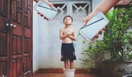 Tương lai của trẻ ra sao khi cứ khóc là được chiều bằng điện thoại?